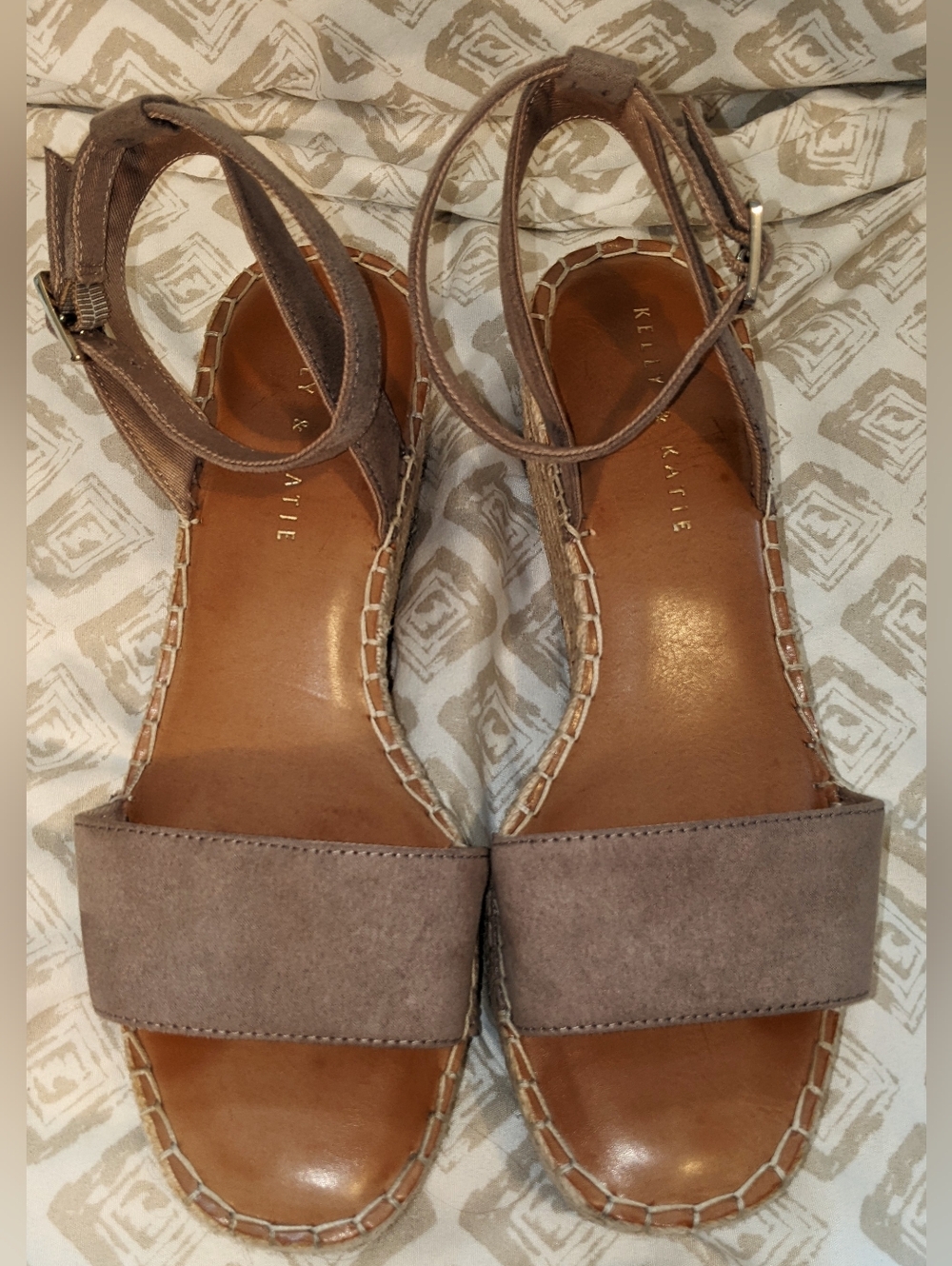 Kelly & Katie Espadrille Sandals Size Nine in Microfiber Taupe Color